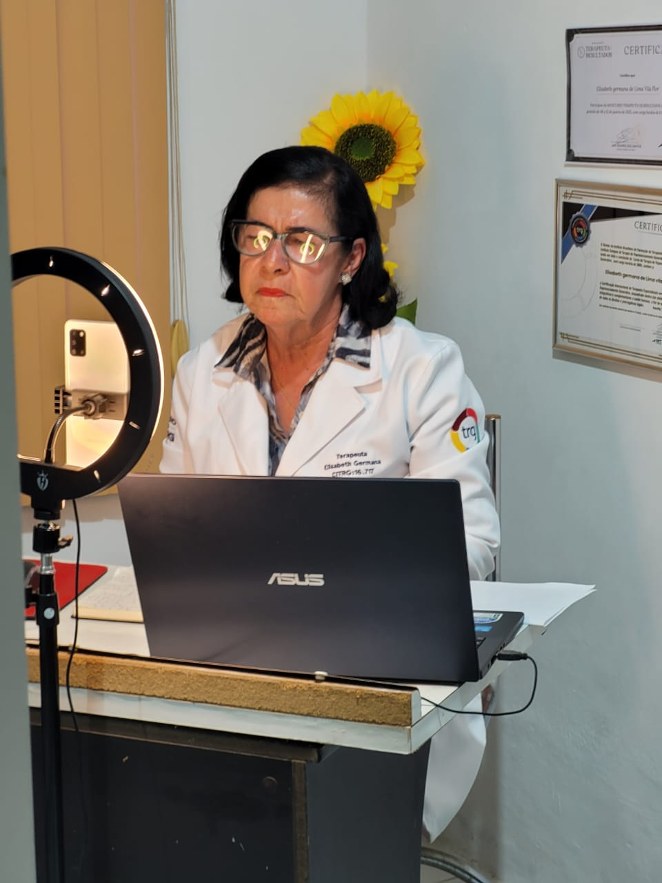 Elizabeth Germana em atendimento online pelo computador